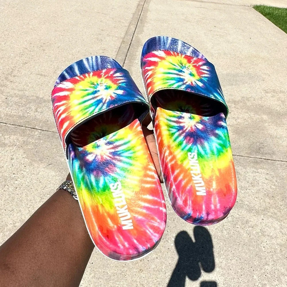 Muk Luks Unisex Pool Limbo Slide Rainbow Tie Dye - Picture 4 of 8